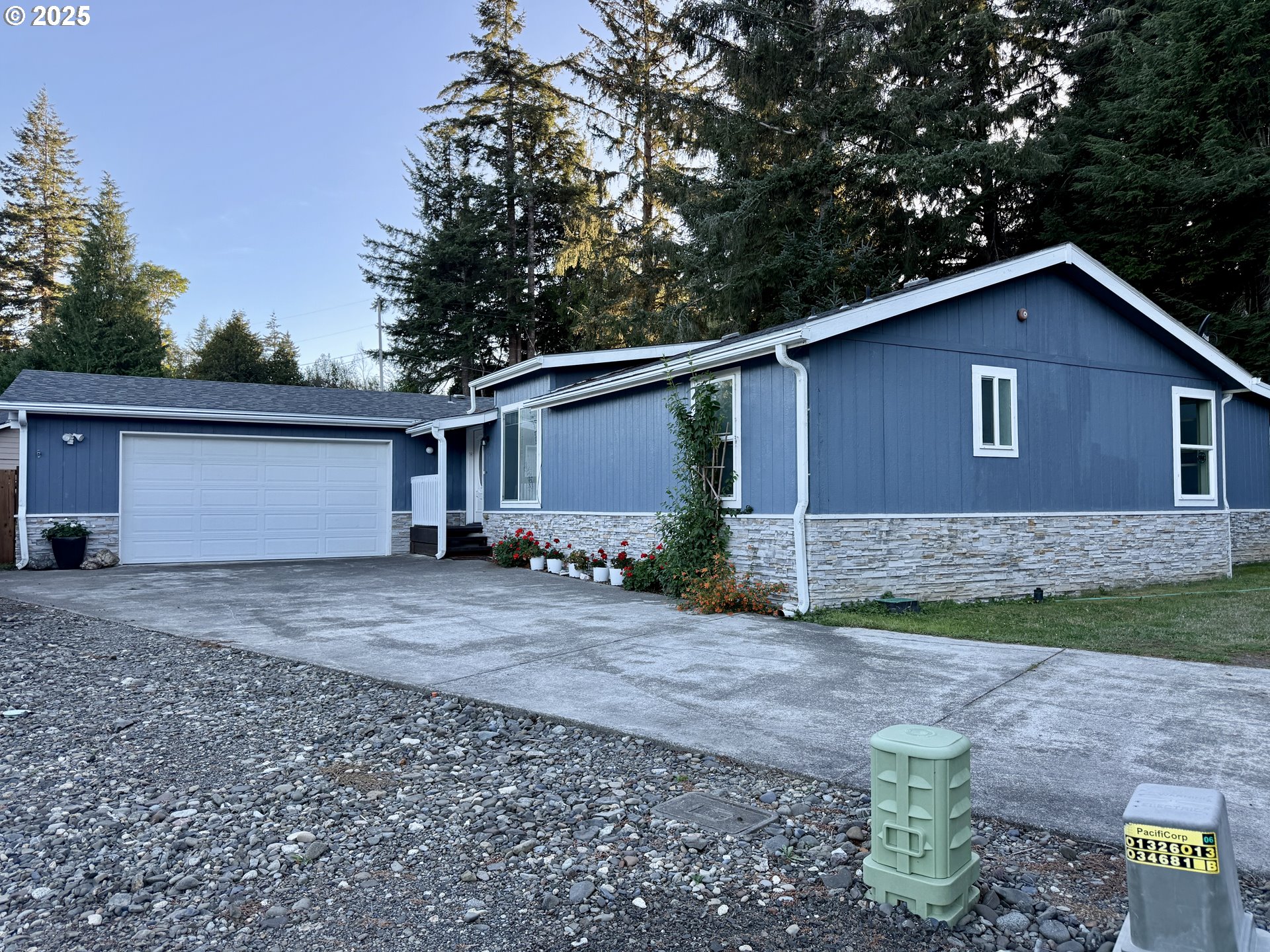 1586 PENNSYLVANIA PL - RMLS #229756141