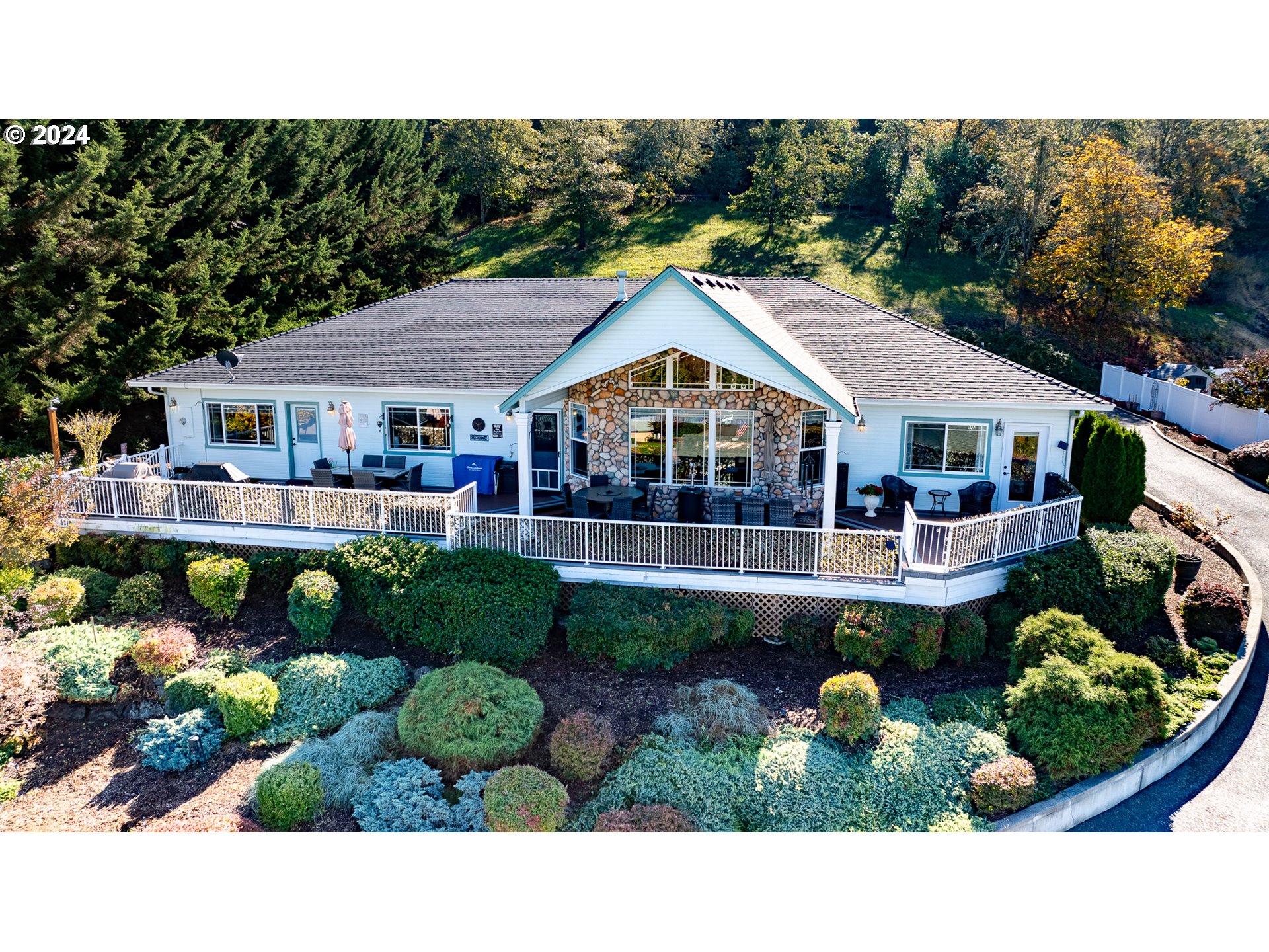 1114 WINTER RIDGE DR - RMLS #24370132