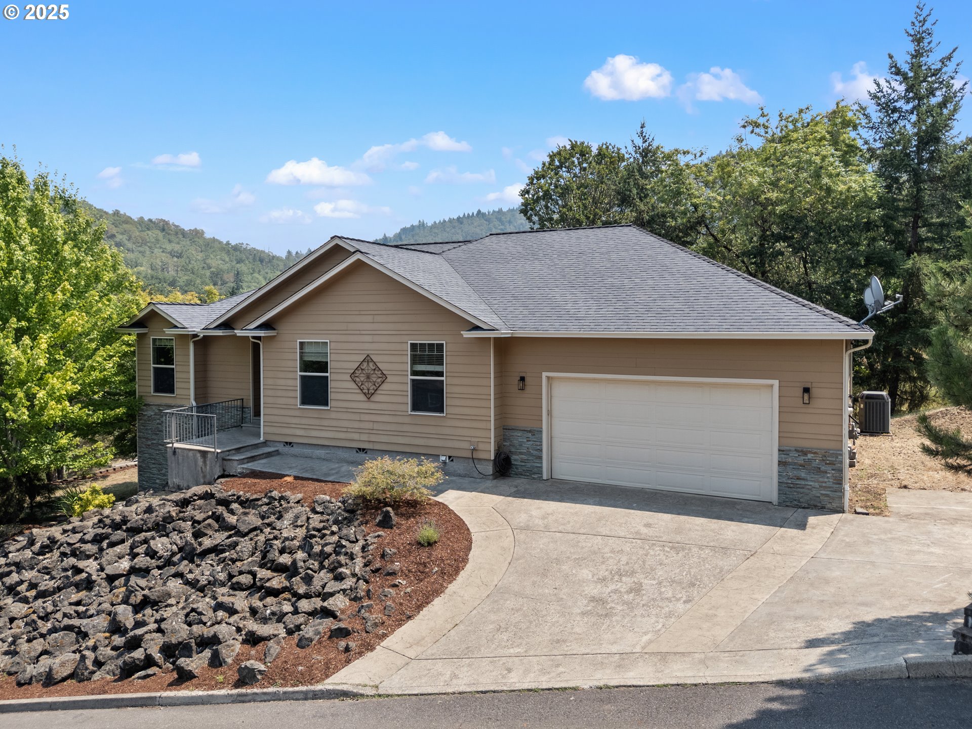 251 WINCHESTER CREEK AVE - RMLS #328308335