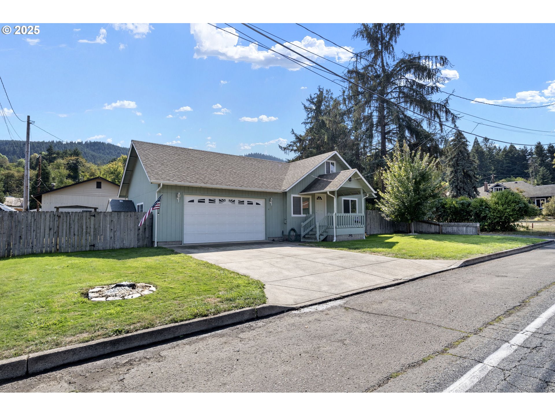 405 LANE AVE - RMLS #371796449