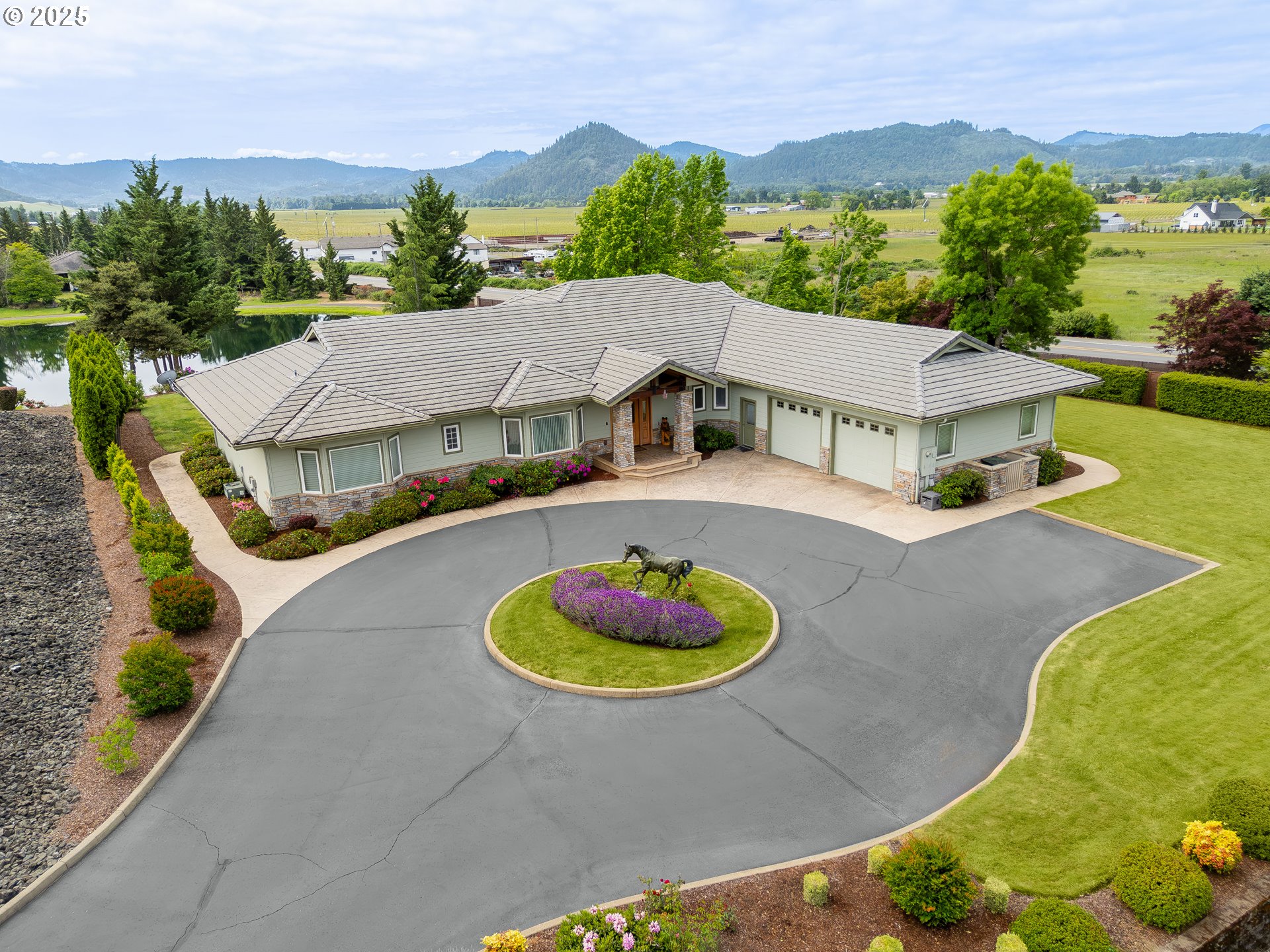 245 FAIRWAY VILLAGE LN - RMLS #570865381