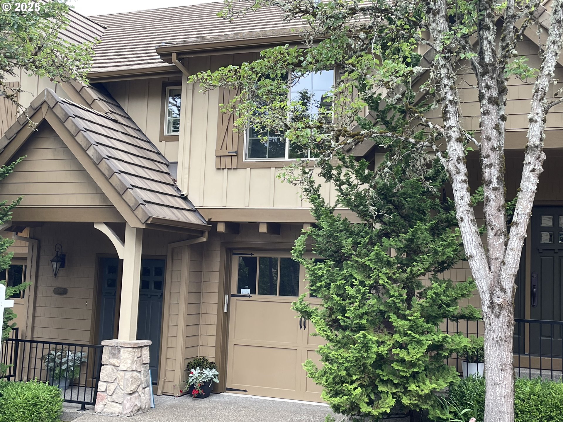 2107 VILLAGE CIR - RMLS #609550148