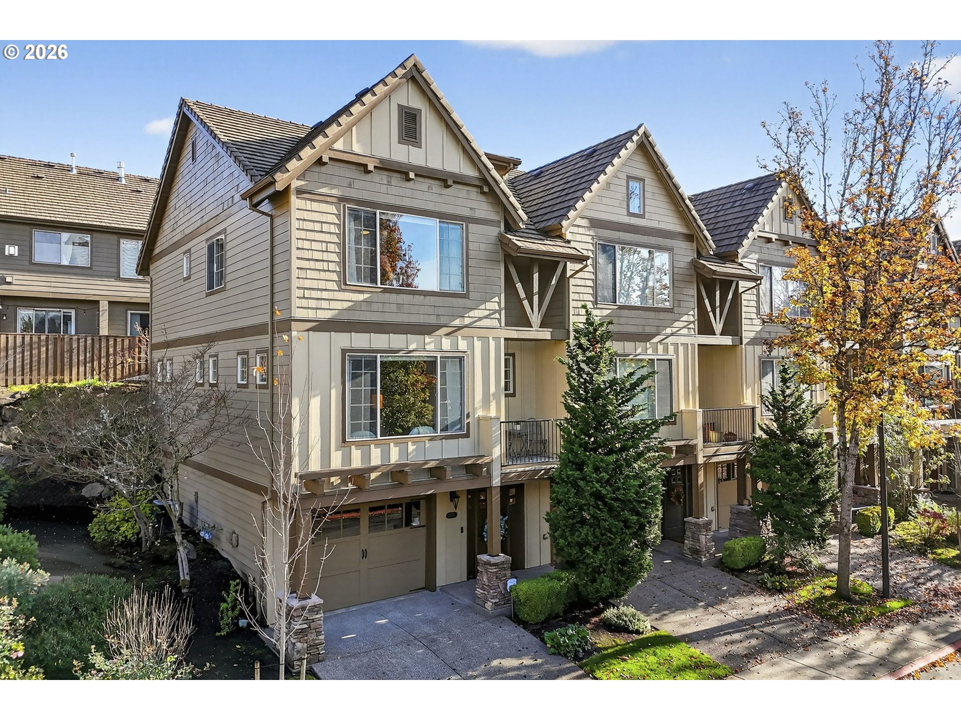 2064 VILLAGE CIR - RMLS #698606261