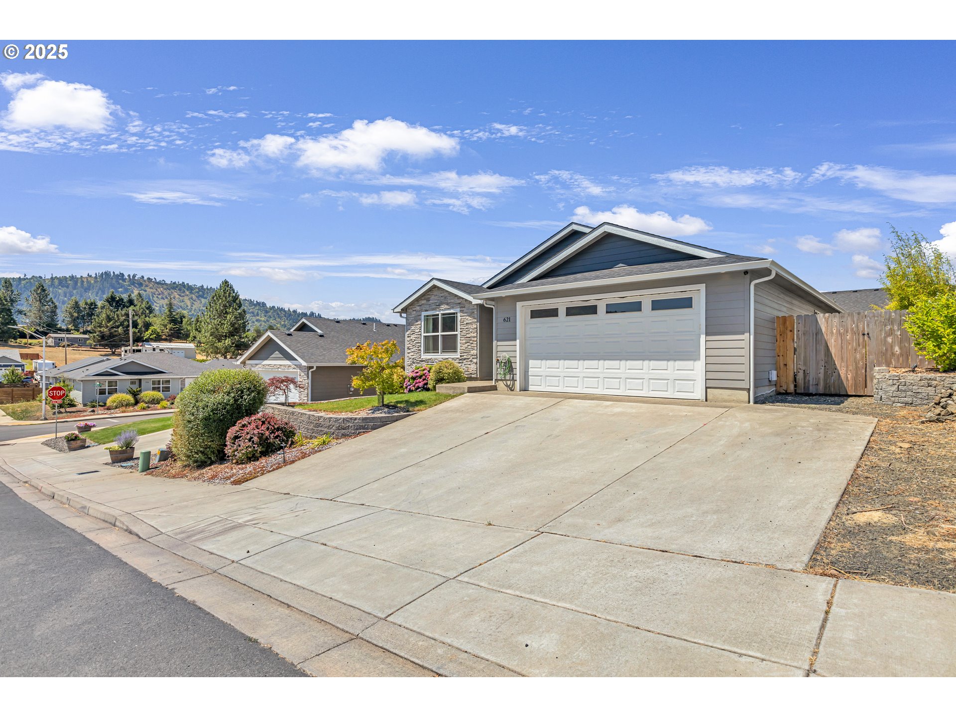 621 ROSE RIDGE DR - RMLS #742913220